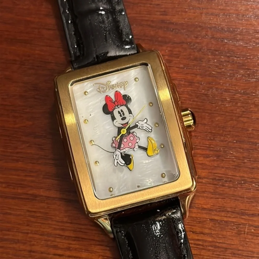 NWOT Disney Minnie Mouse large face watch MOP face & leather band